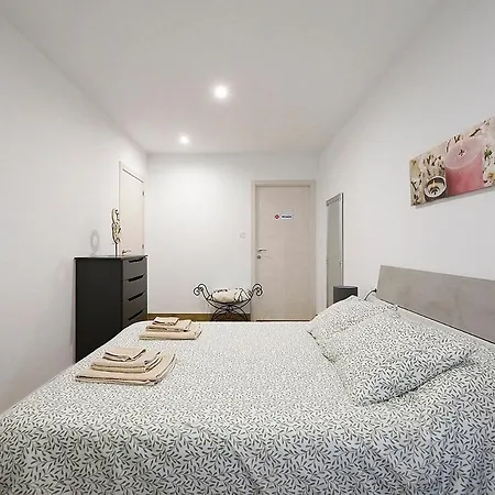 Modern Well Connected Apartment San Sebastian